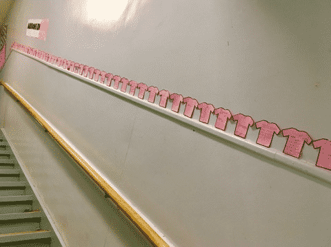 dessin de chandail rose escalier