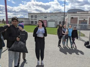 Groupe d'élèves devant un bâtiment